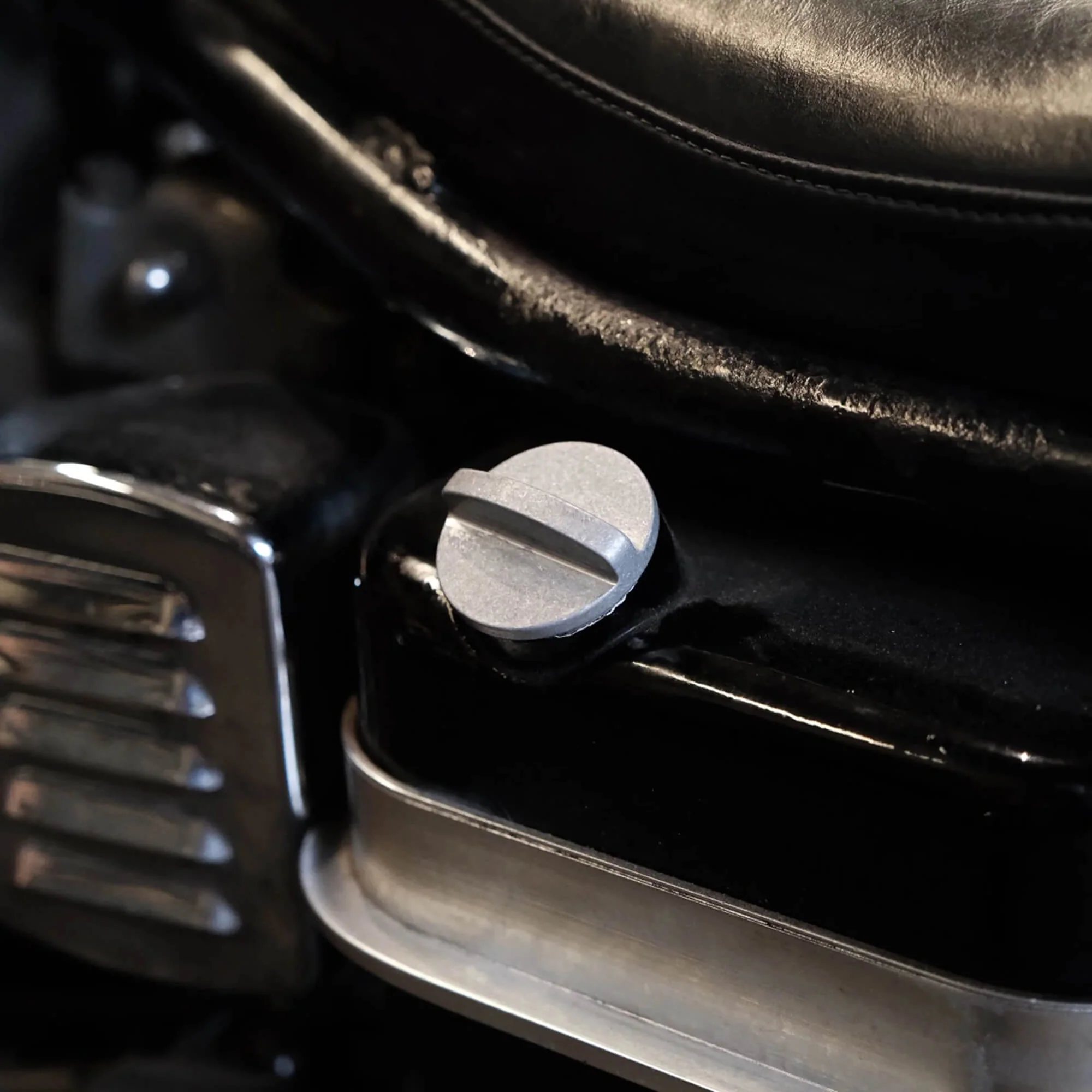 Blade Style Push-in Oil Plug - Tumbled - Image 4